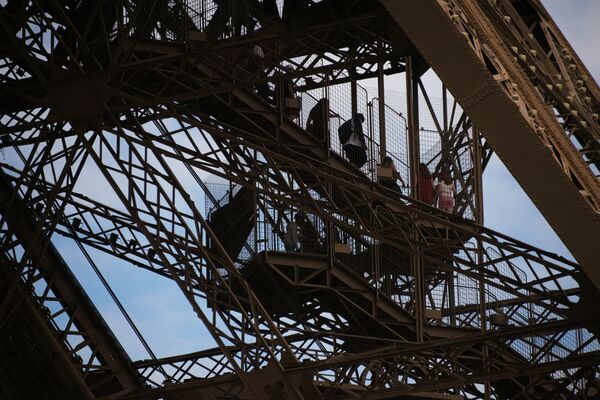 ¡Felicidades! La Torre Eiffel celebra su aniversario 130 - Sputnik Mundo
