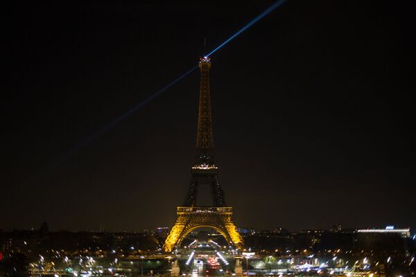 ¡Felicidades! La Torre Eiffel celebra su aniversario 130 - Sputnik Mundo