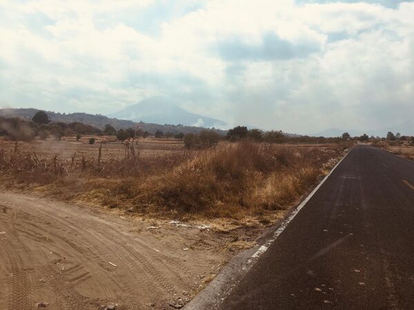 El Popocatépetl, oculto a la distancia tras su nube de humo - Sputnik Mundo