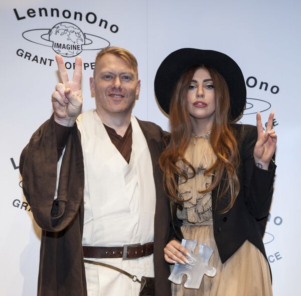El humorista islandés y exalcalde de Reikiavik, Jon Gnarr, posa junto a la cantautora estadounidense Lady Gaga - Sputnik Mundo