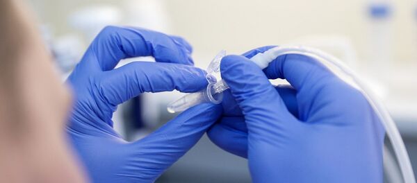 Un científico en el laboratorio en la Universidad Federal Báltica Emmanuel Kant - Sputnik Mundo