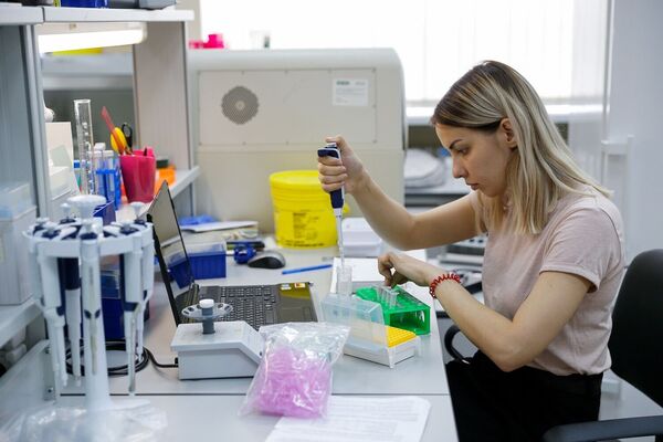 Una científica en el laboratorio en la Universidad Federal Báltica Emmanuel Kant Una científica en el laboratorio en la Universidad Federal Báltica Emmanuel Kant - Sputnik Mundo