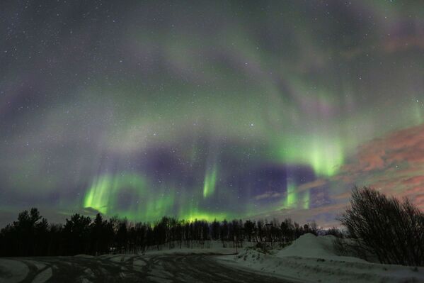 El espectáculo de luz de la naturaleza: descubre las auroras boreales de Múrmansk - Sputnik Mundo