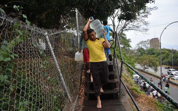 Los venezolanos recaudan  agua tras el apagón - Sputnik Mundo