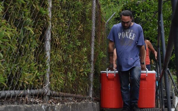 Los venezolanos recaudan agua tras el apagón - Sputnik Mundo