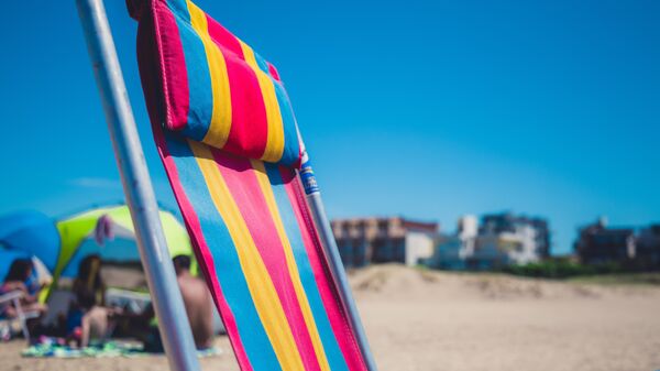 Una silla en la playa - Sputnik Mundo