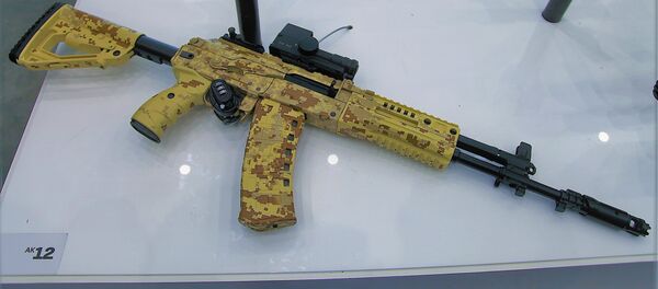Un Kalashnikov AK-12 Un Kalashnikov AK-12 - Sputnik Mundo
