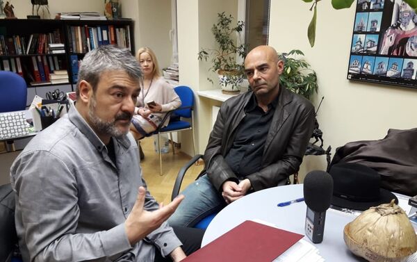 El guionista del documental Huérfanos del Olvido, Rodrigo Pérez Barredo, y el director, Lino Varela - Sputnik Mundo