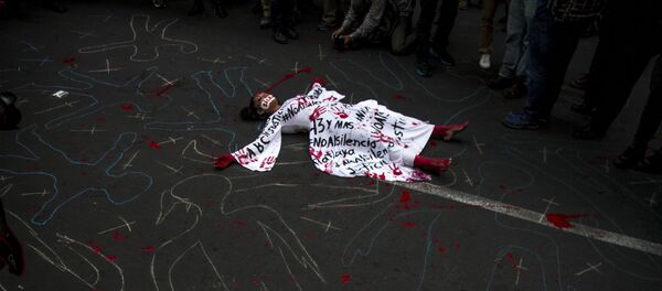 Activista en Ciudad de México durante una manifestación de periodistas, para exigir libertad de expresión y el alto a los asesinatos de colegas Activista en Ciudad de México durante una manifestación de periodistas, para exigir libertad de expresión y el alto a los asesinatos de colegas - Sputnik Mundo