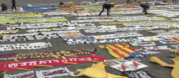 Activistas retiran unos 800 kilos de materiales independentistas en Barcelona - Sputnik Mundo
