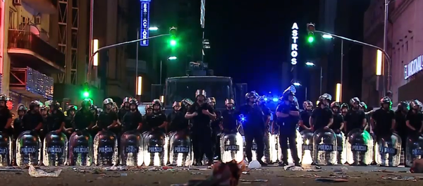 Los festejos de los hinchas de Racing desembocan en enfrentamientos en Buenos Aires - Sputnik Mundo