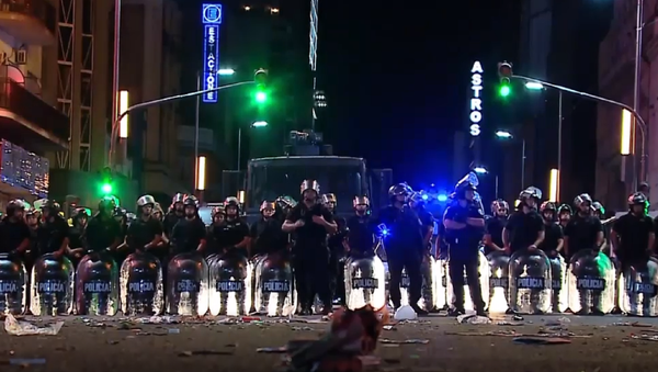 Los festejos de los hinchas de Racing desembocan en enfrentamientos en Buenos Aires - Sputnik Mundo