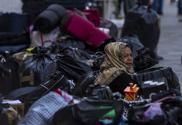 Ciudad de México: Mujer guerrerense desplazada se prepara para regresar al auditorio municipal de Chichihualco, después de 38 días de plantón frente al Palacio Nacional - Sputnik Mundo