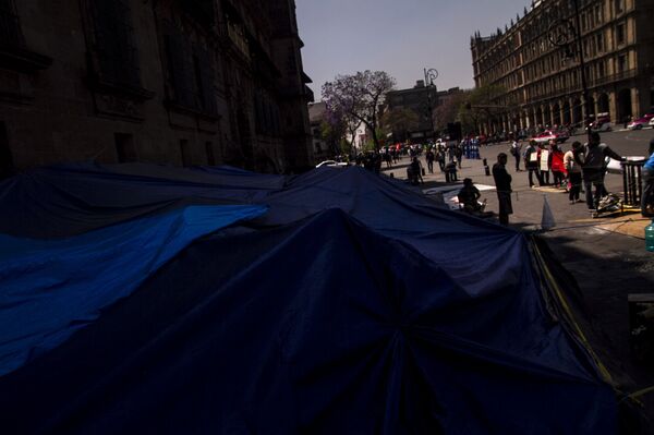 Ciudad de México: Estudiantes de la Normal Rural Mactumactzá levantan el plantón mantenido frente al Palacio Nacional - Sputnik Mundo