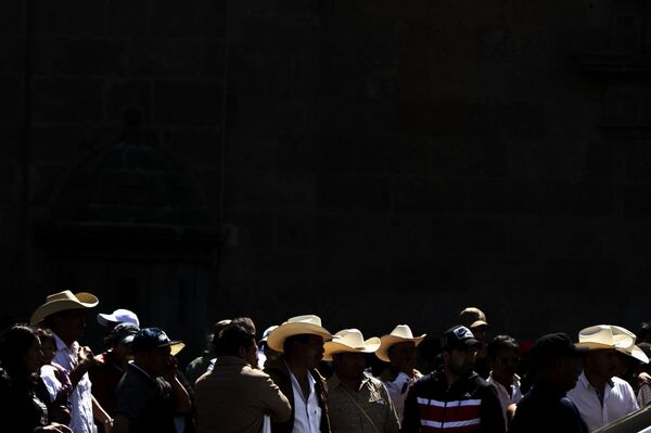 Ciudad de México: Manifestantes frente a las oficinas presidenciales - Sputnik Mundo