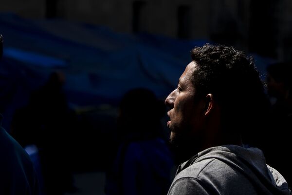 Ciudad de México; Estudiante de la Normal Mactumactzá durante la conferencia para informar que se levanta el plantón frente al Palacio Nacional - Sputnik Mundo