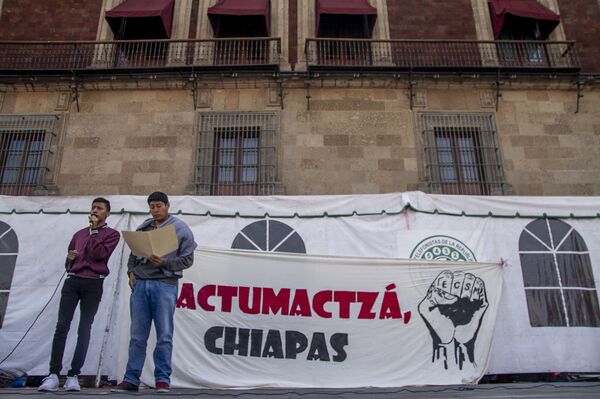 Ciudad de México: Estudiantes de la Normal Mactumactzá durante la conferencia para informar que se levanta el plantón frente al Palacio Nacional - Sputnik Mundo