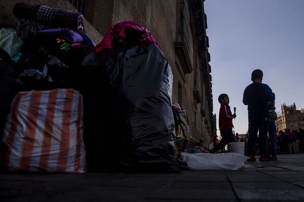 Ciudad de México: Familias de las comunidades desplazadas de guerrero se preparan para regresar al auditorio municipal de Chichihualco, tras un plantón de 38 días - Sputnik Mundo