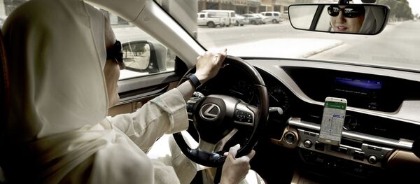 Una mujer saudí conduciendo un coche Una mujer saudí conduciendo un coche - Sputnik Mundo