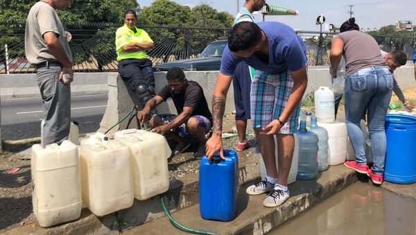 En las filas para tomar agua de los manantiales del Ávila, suele haber acalorados debates sobre la situación del país - Sputnik Mundo