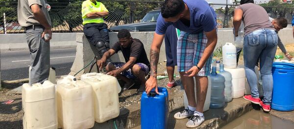 En las filas para tomar agua de los manantiales del Ávila, suele haber acalorados debates sobre la situación del país - Sputnik Mundo