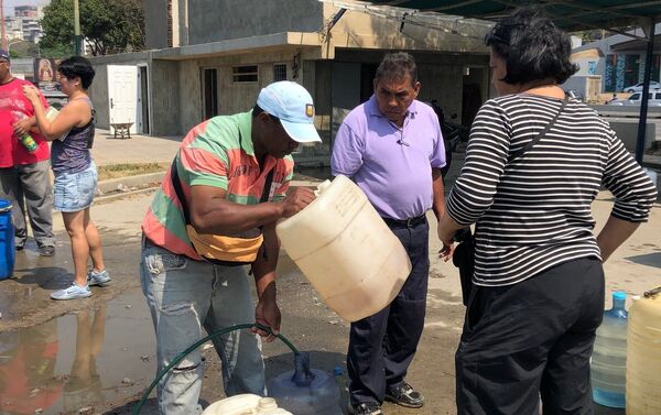 Los edificios que disponen de agua en Caracas, la racionan; mientras, otros tanto salen a buscarla en vertientes naturales - Sputnik Mundo