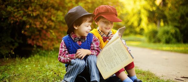 Niños leen libros - Sputnik Mundo