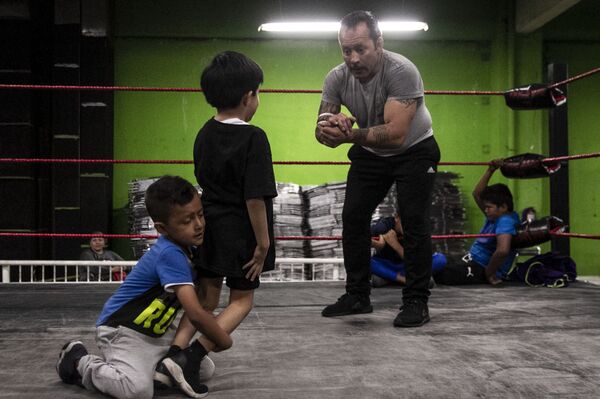 Ecatepec, Estado de México: Tigre Metálico y dos alumnos durante la clase de lucha libre en la Arena Rey Bucanero - Sputnik Mundo