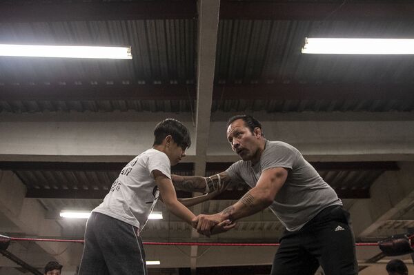 Ecatepec, Estado de México: Tigre Metálico da una muestra de derribes en su clase de lucha libre - Sputnik Mundo