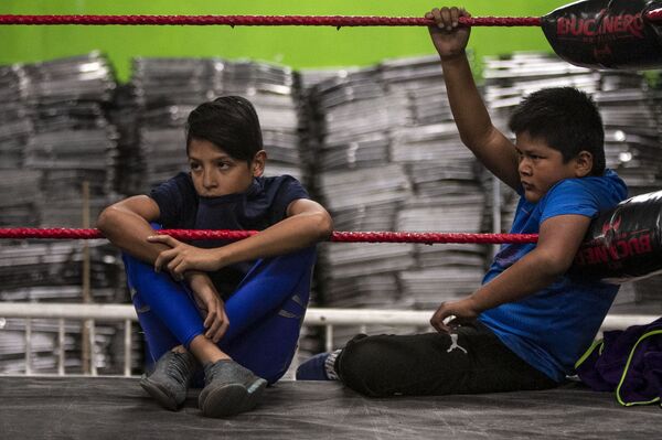 Estado de México: Dos niños durante la clase de Tigre Metálico en Ecatepec - Sputnik Mundo