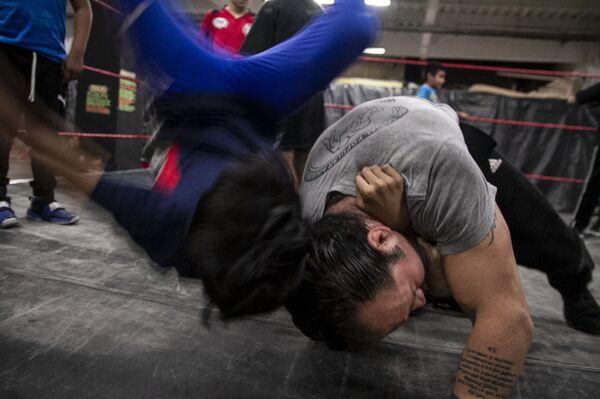 Ecatepec, Estado de México: Tigre Metálico da una muestra de derribes en su clase de lucha libre - Sputnik Mundo