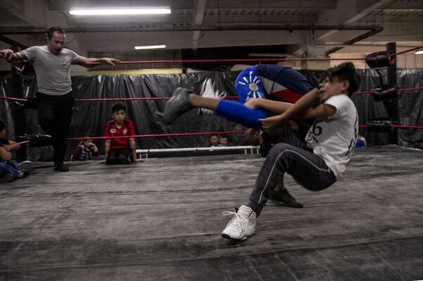 Estado de México: Dos niños luchan en la clase del Tigre Metálico en Ecatepec - Sputnik Mundo