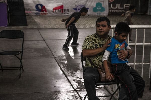 Ecatepec, Estado de México: Padres de familia observan la clase de lucha libre en la Arena Rey Bucanero - Sputnik Mundo