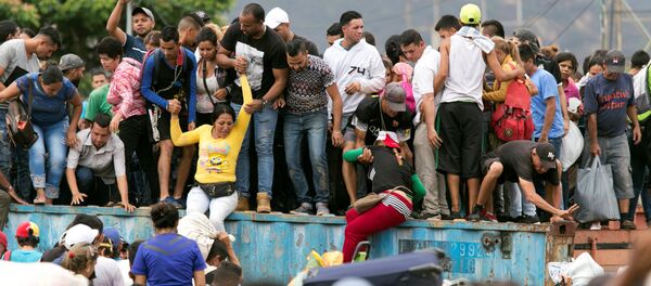 Venezolanos en el puente internacional Simón Bolívar Venezolanos en el puente internacional Simón Bolívar - Sputnik Mundo