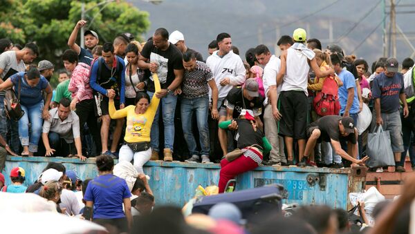 Venezolanos en el puente internacional Simón Bolívar - Sputnik Mundo