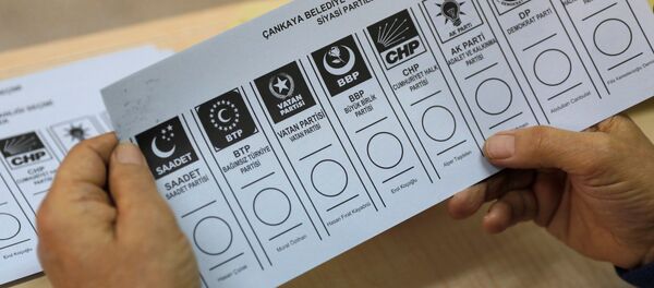 Carteles electorales con los retratos del primer ministro turco, Binali Yildirim, y el presidente, Recep Tayyip Erdogan - Sputnik Mundo