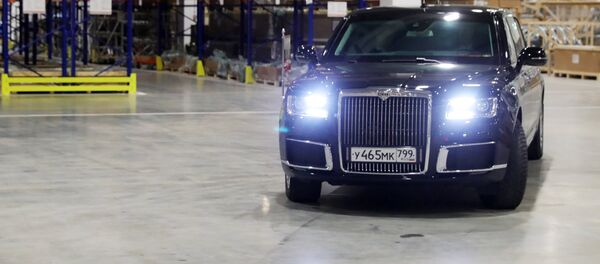 Putin llega a la inauguración de una fábrica de Mercedes en su limusina Aurus - Sputnik Mundo