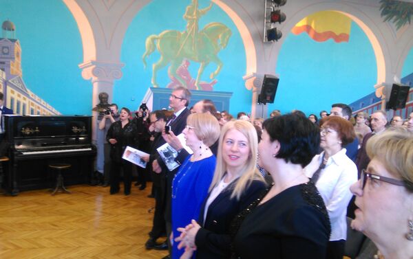 Marina Polisar, profesora responsable de clases de español (en el traje azul), Irina Anúrova (centro) - Sputnik Mundo