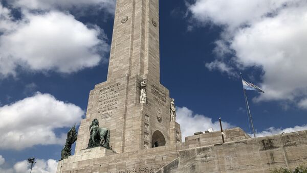 La ciudad de Rosario, la tercera en población de Argentina, es conocida por ser cuna de la bandera nacional y el monumento dedicado a esta; pero también por ser un centro de narcotráfico en el presente - Sputnik Mundo