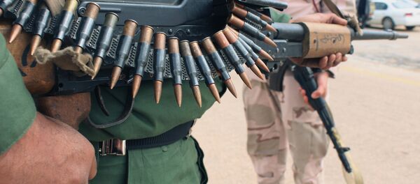 Un militar con un arma en Tripoli, Libia Un militar con un arma en Tripoli, Libia - Sputnik Mundo