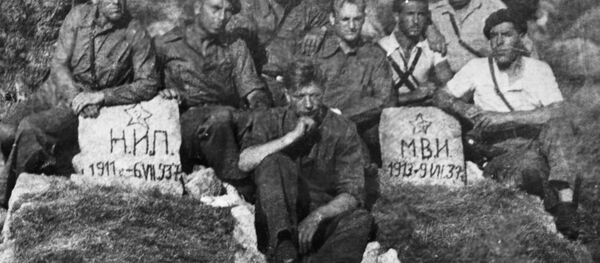 Tanquistas soviéticos al lado de las tumbas de sus compatriotas fallecidos durante la Guerra Civil en España - Sputnik Mundo