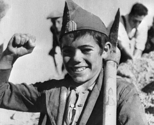 Un niño español antifranquista durante la Guerra Civil en España - Sputnik Mundo