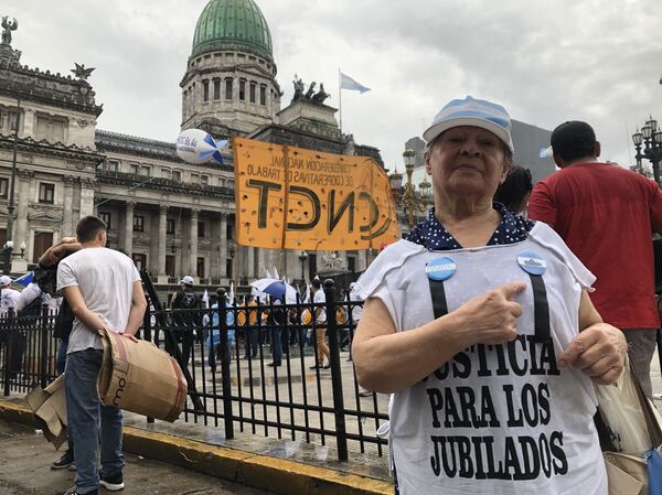 Sofía es una jubilada que a sus 79 años estaba a las puertas del Congreso pidiendo por sus derechos, pues no llega a fin de mes - Sputnik Mundo