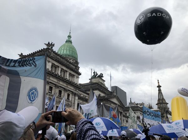 Los argentinos protestaron frente al Congreso por la precaria situación económica del país - Sputnik Mundo