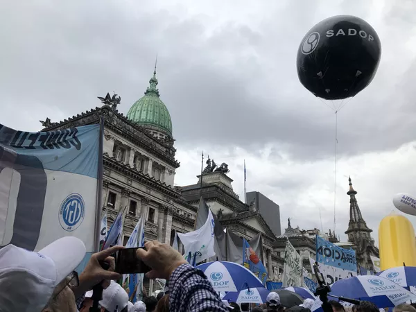 Los argentinos protestaron frente al Congreso por la precaria situación económica del país Los argentinos protestaron frente al Congreso por la precaria situación económica del país - Sputnik Mundo