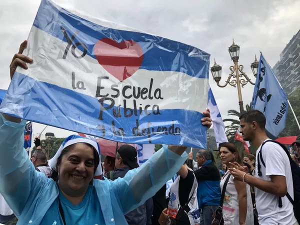 Los argentinos protestaron frente al Congreso por la precaria situación económica del país Los argentinos protestaron frente al Congreso por la precaria situación económica del país - Sputnik Mundo