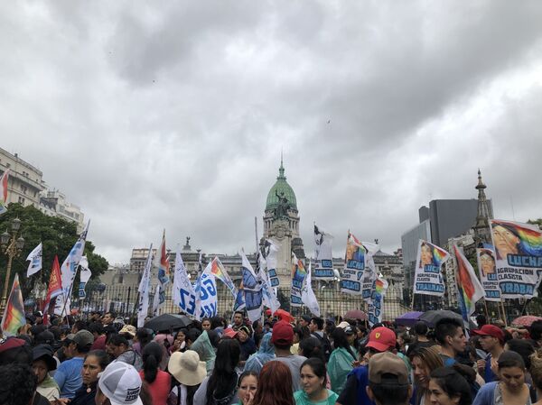 Los argentinos protestaron frente al Congreso por la precaria situación económica del país - Sputnik Mundo