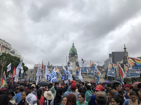 Los argentinos protestaron frente al Congreso por la precaria situación económica del país Los argentinos protestaron frente al Congreso por la precaria situación económica del país - Sputnik Mundo