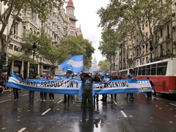 Los argentinos marcharon por la Plaza de Mayo en protesta por la precaria situación económica del país - Sputnik Mundo
