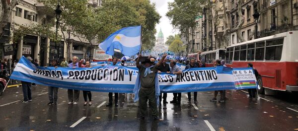 Los argentinos marcharon por la Plaza de Mayo en protesta por la precaria situación económica del país - Sputnik Mundo